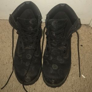black timberland flower boots